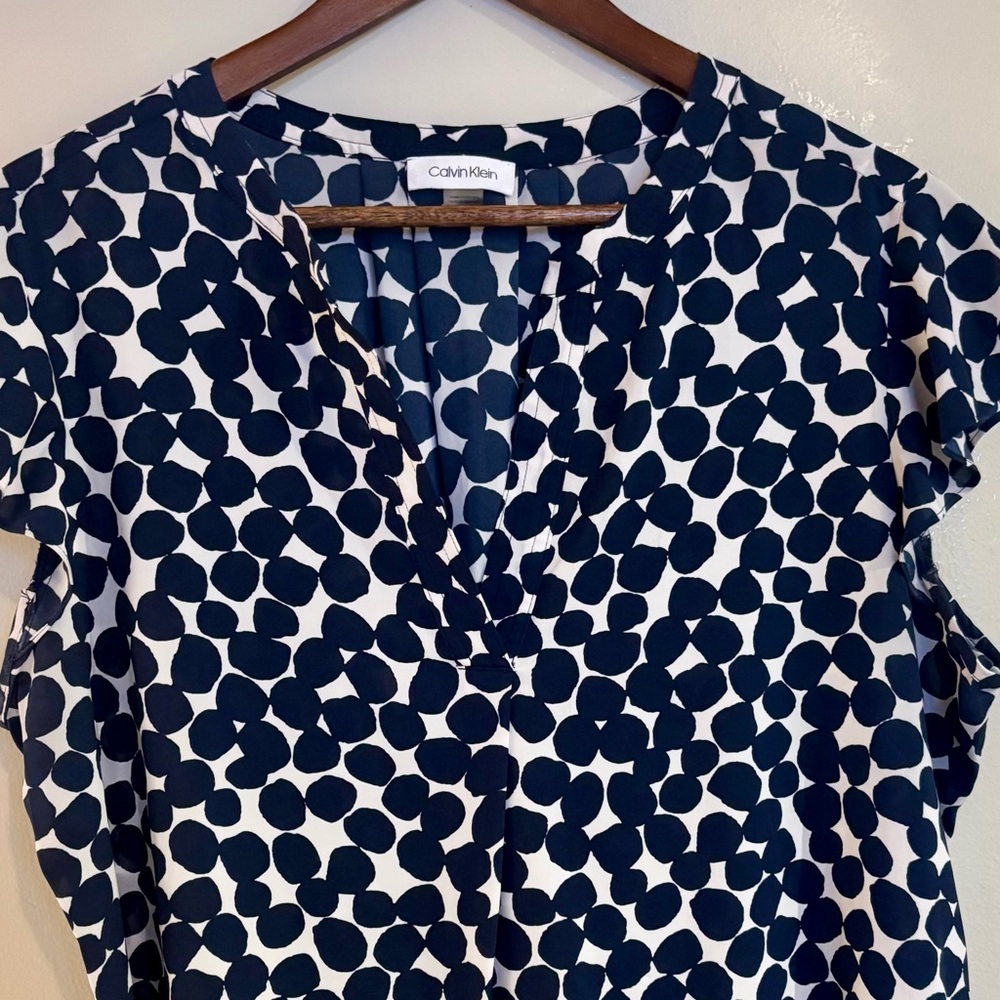 Calvin Klein| Polka Dot Navy & White Blouse w/Ruffled Sleeves Back Pleats Sz XL
